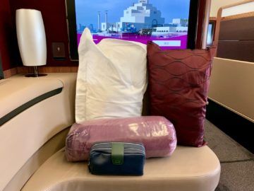 qatar airways first class a380 decke kissen