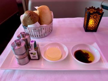 qatar airways first class a380 essen brot